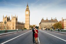 Couple debout sur le pont de Westminster en arrière-plan avec Big Ben