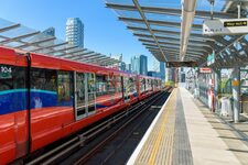 La Docklands Light Railway (DLR) : Parcours à Travers les Docklands de Londres