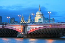 Le Blackfriars Bridge : Un Pont Élégant sur la Tamise