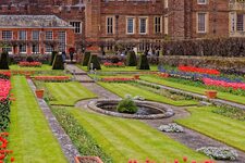 Le Hampton Court Palace : Splendeur Tudor sur les Rives de la Tamise